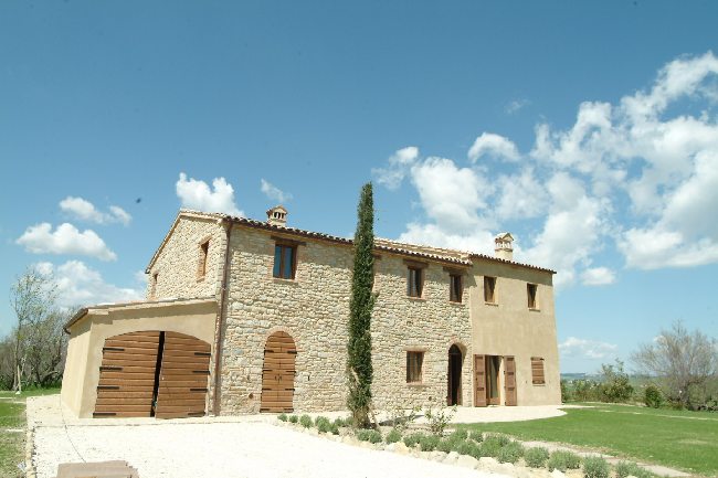 Design and restoration of a farmhouse upon the hills of Staffolo