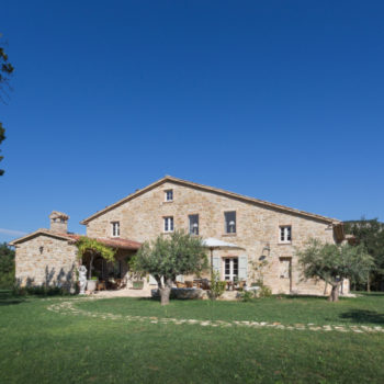 Renovation of a farmhouse upon the hills of Apiro