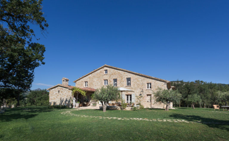 Renovation of a farmhouse upon the hills of Apiro