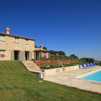 Farmhouse in Cingoli with swimming pool