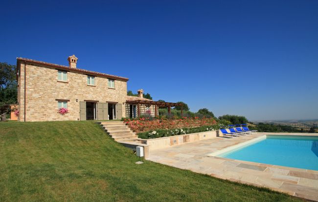 Farmhouse in Cingoli with swimming pool