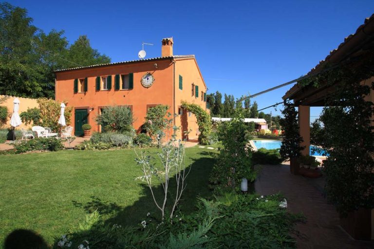 Farmhouse on the hills around Cupramontana