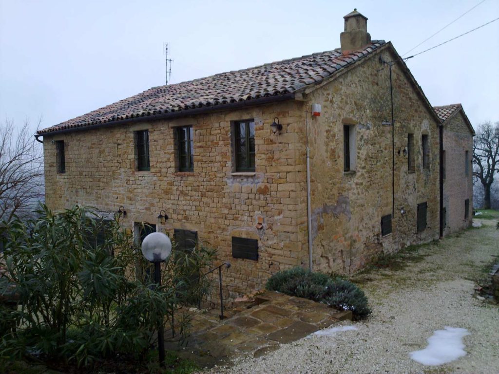 farmhouse in Serra San Quirico