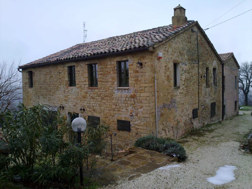 Ristrutturazione di un casale a Serra San Quirico