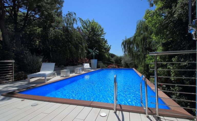 Garden with pool in Jesi